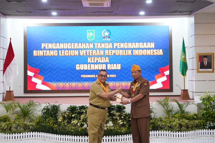 Dinilai Berjasa, Gubernur Edy Nasution  Dianugerahi Bintang LVRI
