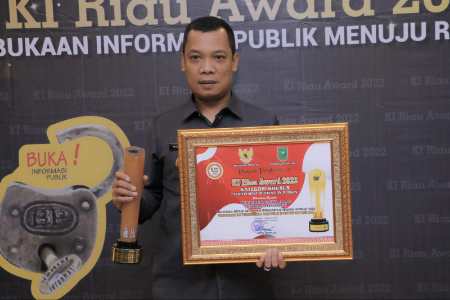 Pj Walikota Pekanbaru Raih Penghargaan Achievement Motivation Person dari KI Riau