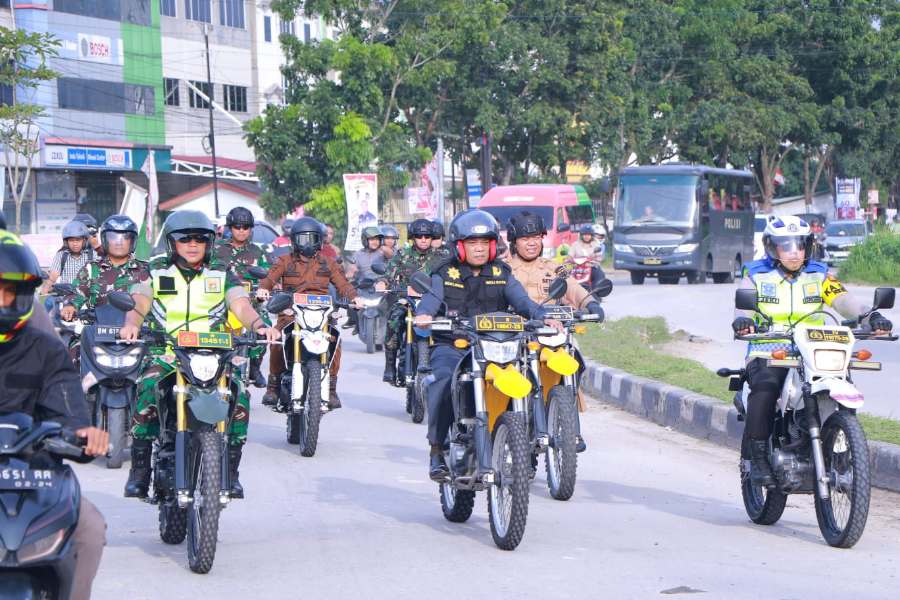 Bang Uun Naik Motor Trail Patroli Tinjau Perayaan Natal di Pekanbaru