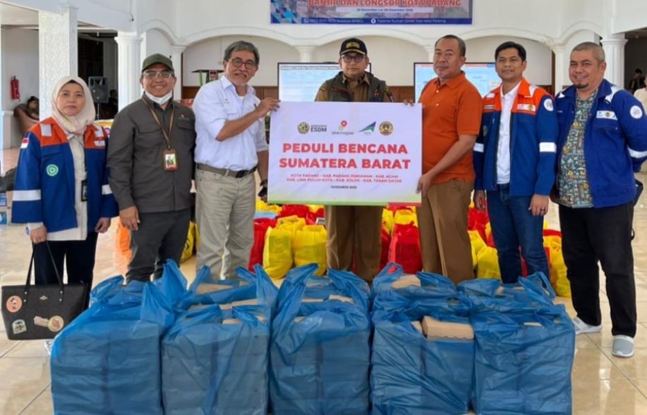 SKK Migas Sumbagut-PT BSP Salurkan Ratusan Paket Bantuan untuk Korban Banjir Longsor di Sumbar