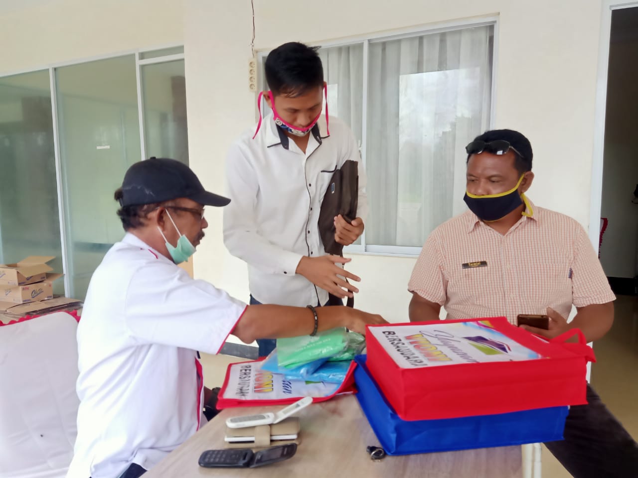 Kades dan UPT Pkm Batang Tumu Terima Masker dan Hand Sanitizer dari Yayasan Vioni Bersaudara