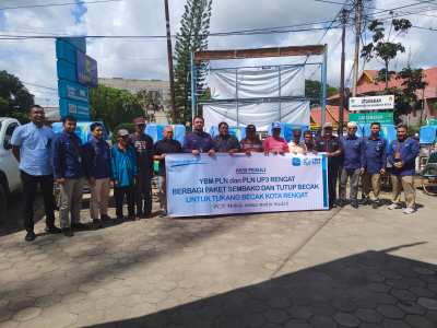 PLN UP3 Rengat Inhu Bantu Penarik Becak, Ajak Masyarakat Unduh Aplikasi PLN Mobile