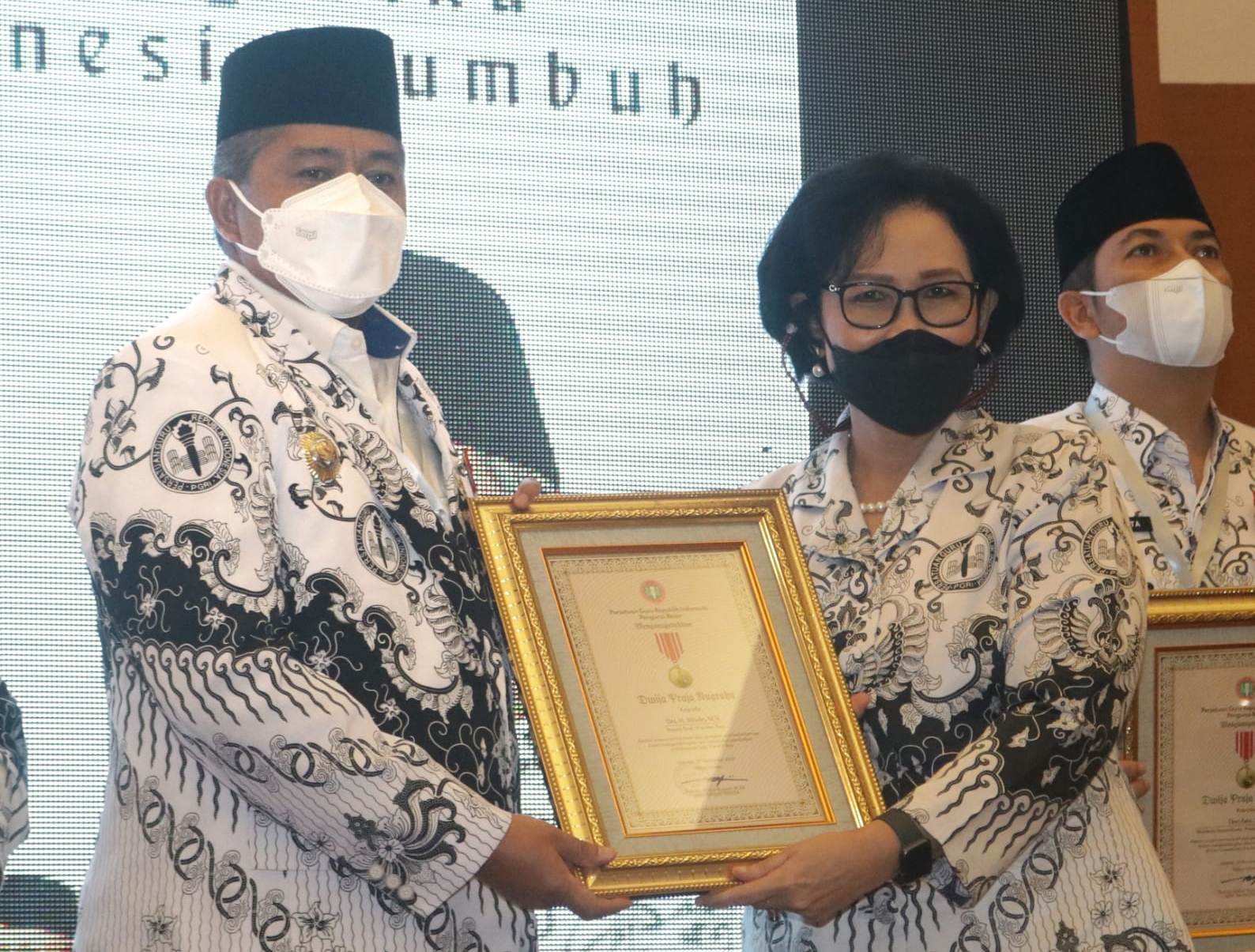 Bupati Alfedri Terima Penghargaan Dwija Praja Nugraha
