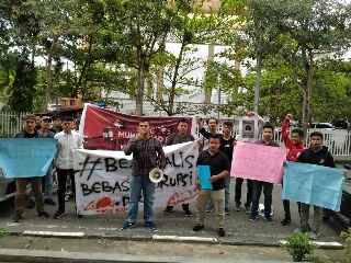 Kapolri Kunjungi Riau, Massa AMMAN Desak Polda Tahan Tersangka Kasus PDAM 