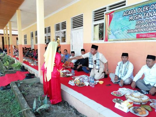 Sisampek Sambut Plt. Bupati H. Suhardiman di Acara Olek-olek Banjar Pulau Ingu