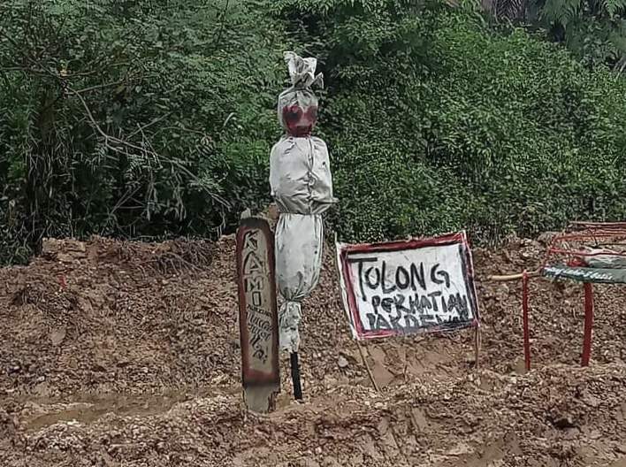 Jalan Provinsi di Inhu Tak Hanya Rusak Parah, Juga Ada Penampakan Sosok Pocong Berdiri Nagih Janji