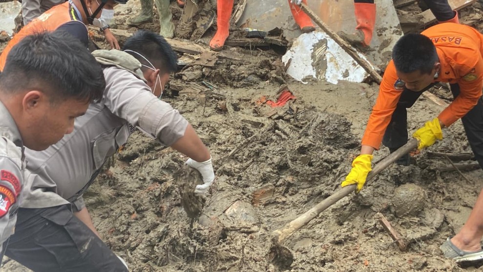 Tim SAR Kembali Berhasil Evakuasi 6 Korban Tertimbun Material Lumpur Banjir Bandang di Agam Sumbar