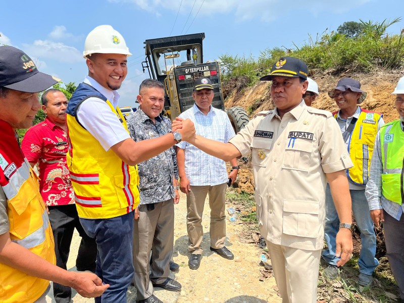 Laksanakan Instruksi Presiden, Suhardiman Bangun Jalan 17 KM Lewat Dana APBN