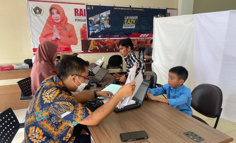 PWI Riau Fasilitasi Anggota dan Keluarga Pembuatan Paspor Kolektif