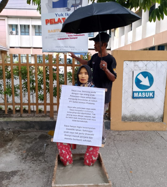 Aksi Warga Rohil Tolak Perpanjang Izin PT Salim Ivomas di BPN, Warga Rela Semen Kaki Hingga Diguyur Hujan