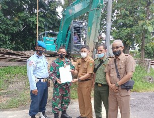 Diduga Milik Oknum, Polhut Riau Serahkan Excavator Tangkapan ke POM TNI AU