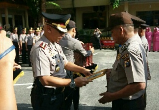 Polresta Pekanbaru Laksanakan Upacara Pelepasan Purna Bhakti Anggota Polri 2017