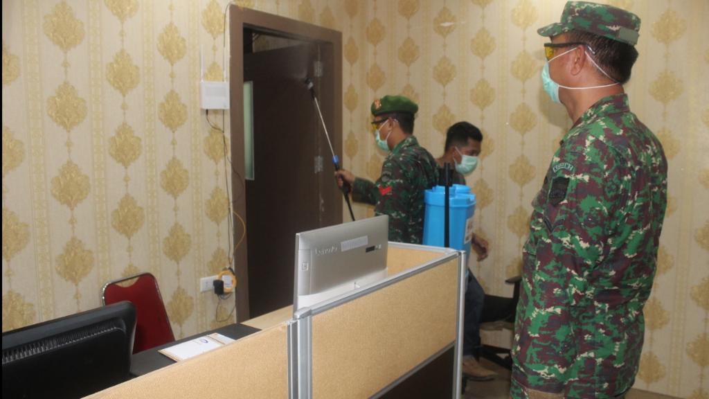 Diskes Bersama PMI, Kodim dan PSMTI Semprot Disinfektan di Kantor Bupati Inhil