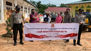 Buruh Bangunan Pesantren di Rengat Terima Bantuan Sembako dari Polres Inhu