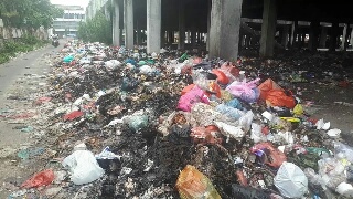 Tiga Bulan Sampah Menumpuk di Bangunan Pasar Cik Puan