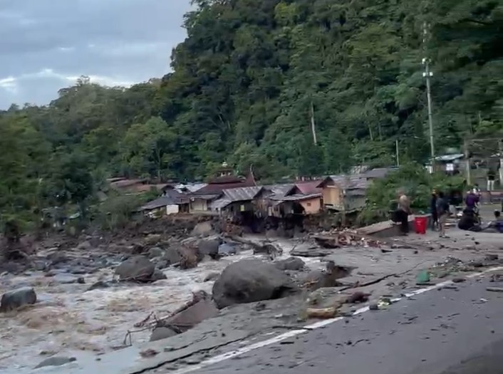 Agam dan Tanah Datar Sumbar Diterjang Banjir Bandang, Korban Berjatuhan