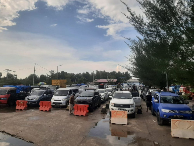 Pulau Rupat Bengkalis Riau Diserbu Wisatawan, Antrian di Pelabuhan Penyeberangan Mengular