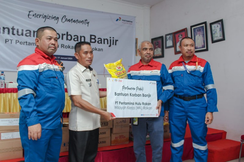 Dirut PHR Serahkan Bantuan Pangan dan Obat-obatan untuk Korban Banjir di Rokan Hilir