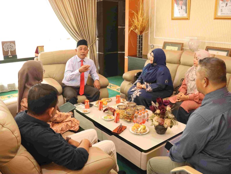 Terima Audiensi Rektor Universitas Abdurab, Bupati Inhil Siap Terapkan Teknologi Olah Sampah