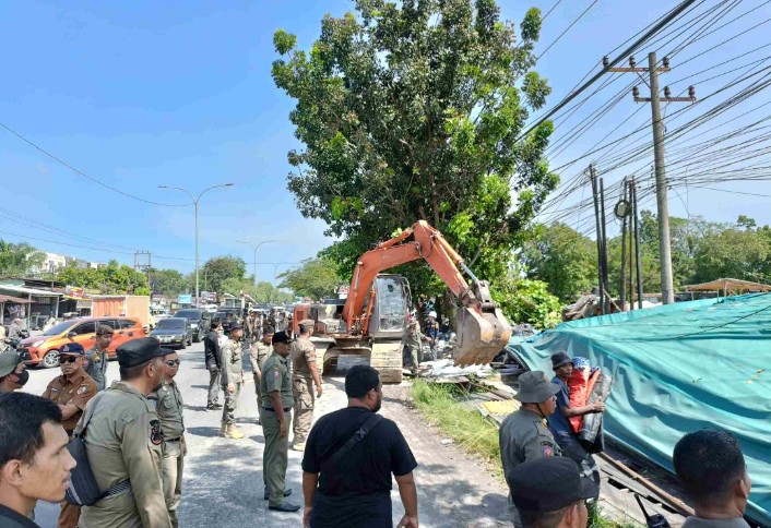 Surat Peringatan tidak Digubris, Satpol PP Bongkar Puluhan Lapak di Jalan HR Subrantas Pekanbaru