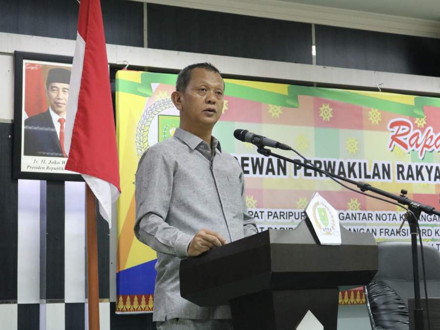 Yurizal Gunakan Dana Pribadi Perbaiki Ruas Jalan Kampung Dagang Inhu