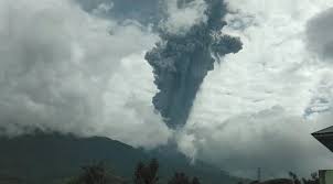 Warga Panik Berhamburan, Begini Detik-detik Mengerikan Gunung Marapi di Sumbar Mengeluarkan Suara Ledakan