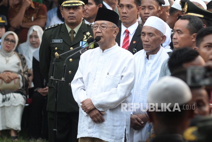 KH Hasyim Muzadi Perekat Bangsa