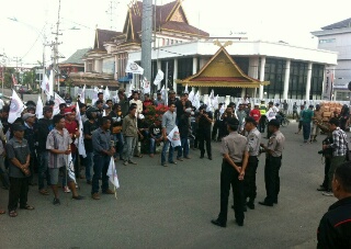 Ratusan Buruh Demo KPPBC Tembilahan 