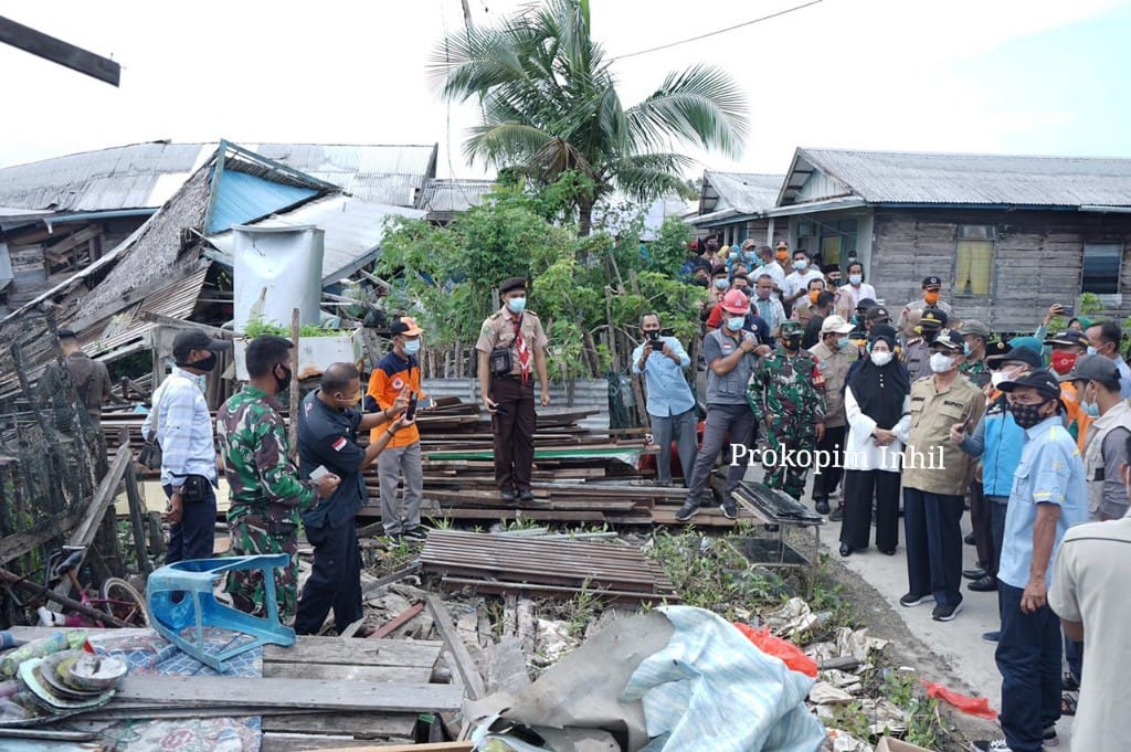 Bupati Inhil Bersama Kepala BPBD Riau Tinjau Lokasi dan Beri Bantuan Korban Longsor