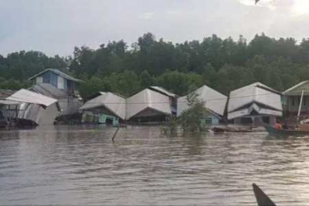 Warga Histeris, Sejumlah Rumah di Inhil Riau Jatuh ke Sungai Diterjang Banjir Rob