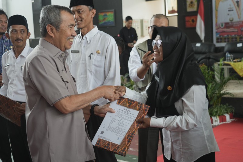 Kunjungan Kerja ke Kuansing, Gubernur Syamsuar Serahkan 410 SK PPPK Guru