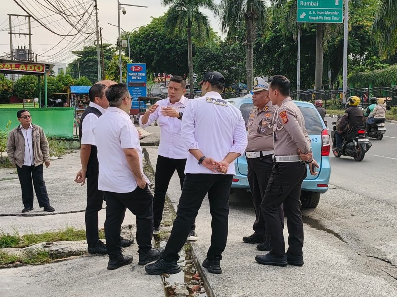 Tangani Banjir di RS Awal Bross, Pemko Pekanbaru Kerahkan PUPR Normalisasi Drainase di Jalan Sudirman