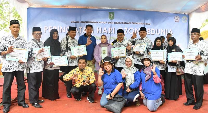 Diserahkan Gubri, Bengkalis Juara Umum Sekolah Adiwiyata dan Juara III Lomba Kota Bersih