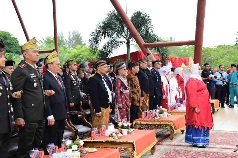 Detik-detik Proklamasi Berlangsung Khidmat, Bupati dan Wabup Bengkalis Kenakan Pakaian Adat