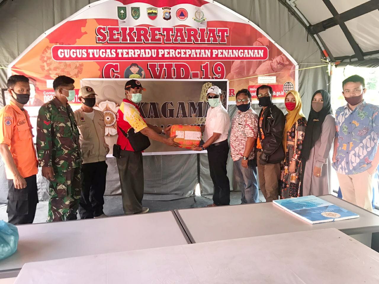 Peduli Covid-19, Kagama Riau dan Inhil Serahkan Bantuan 10 APD dan 36 Paket Sembako untuk Masyarakat