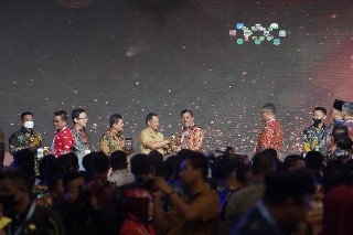 Berhasil Dalam Implementasi JKN, Pemkab Kuansing Terima Penghargaan UHC