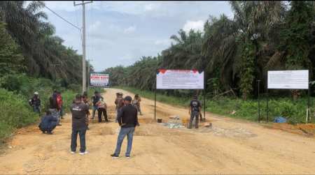 Lagi, Kuasa Hukum Hendry Wijaya Pasang Plang Larangan Gunakan Akses Jalan ke Perusahaan PT NHR