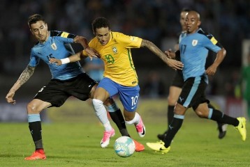  Paulinho Hattrick, Brasil Pukul Uruguay 4-1