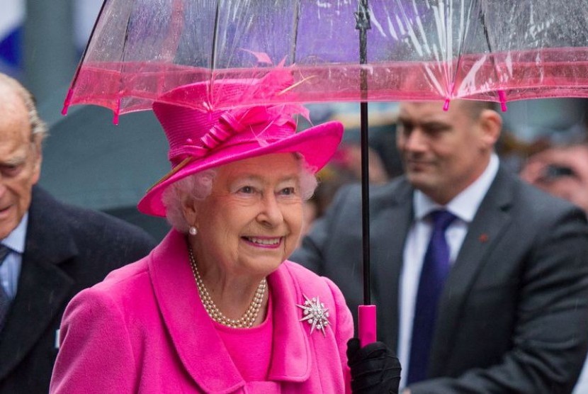 HUT Ratu Elizabeth ke-90 Dihadiahi Buku Batik