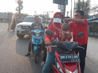 Pengurus PDIP Inhu Bagi Masker Gratis Kepada Masyarakat