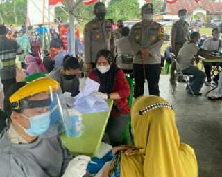 Polsek Koto Gasib Vaksin 520 Warga Menuju Kekebalan Komunal