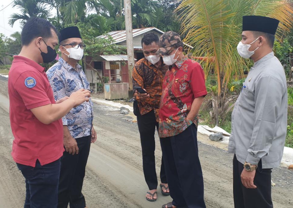 Bupati Inhil Tinjau Pengerjaan Jalan Lintas Kotabaru-Selensen