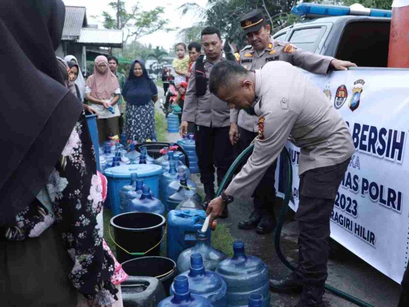 Warga Terima Bantuan Air Bersih dari Polres Inhil saat Kemarau Panjang