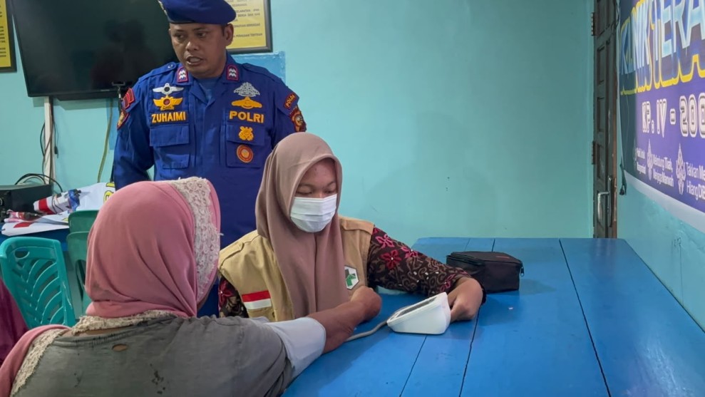 Program JALUR Sasar Nelayan Rohil, Polairud Bagi Beras dan Buka Klinik Gratis