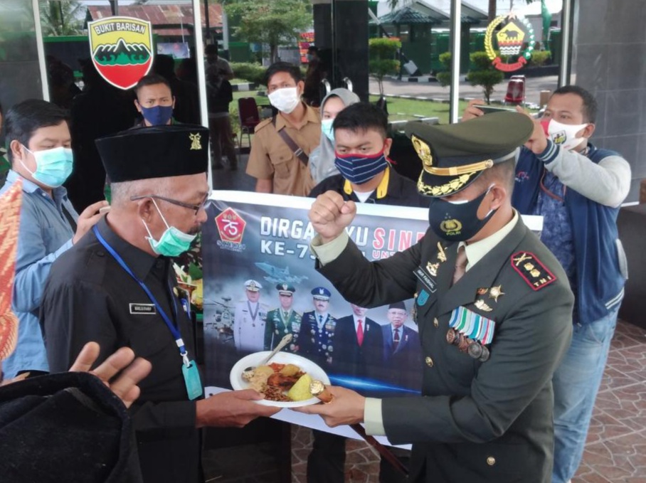 Sampaikan Selamat HUT ke-75, YVB Bersama Kesbangpol dan Ormas Sambangi 4 Markas TNI di Inhil