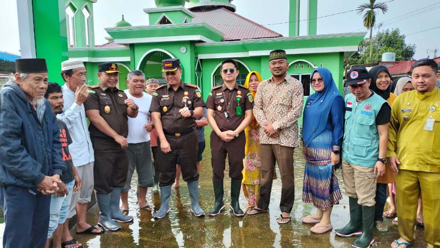 Sambangi Warga Terdampak Banjir, Bantuan Paket Sembako Kejati Riau Disebut Antusias
