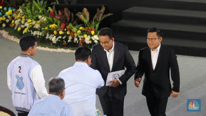 Sempat Tak Berjabatan Tangan Usai Debat Ketiga, Akhirnya Prabowo dan Anies Bersalaman