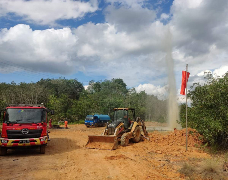 Fenomena Langka! Air Menyembur Puluhan Meter di Area Sumur Pertamina EP Field Lirik