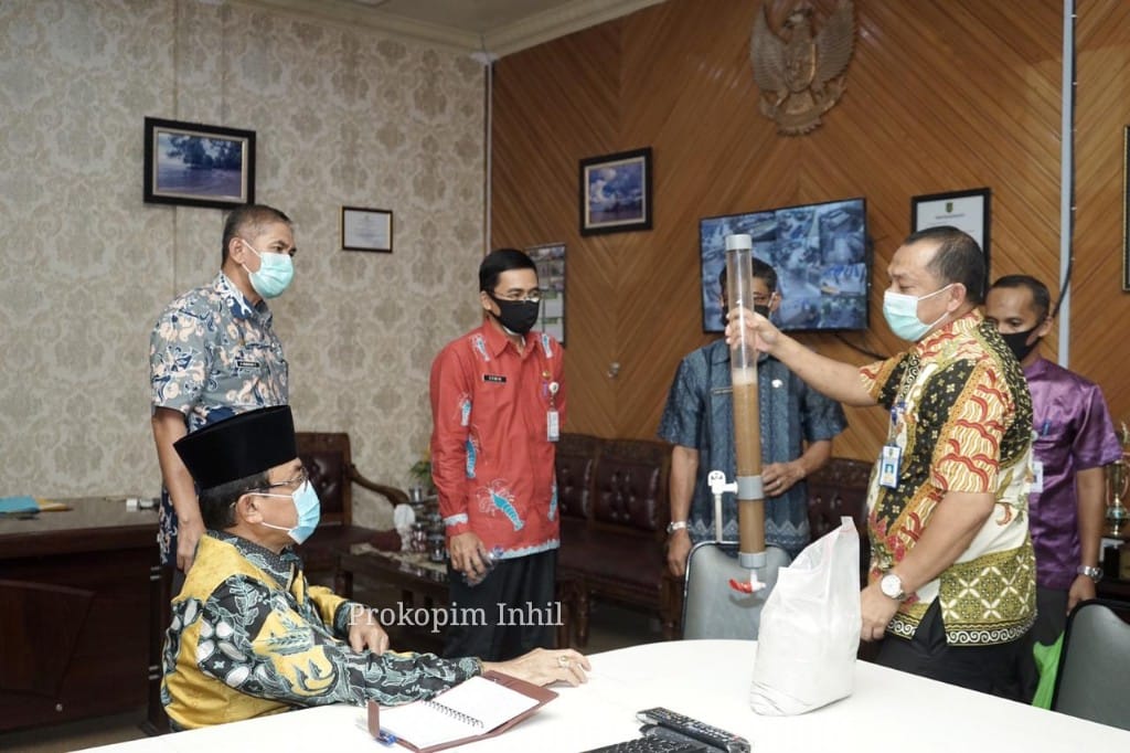 Perwakilan Bappedalitbang Riau Peragakan Pengolahan Air Gambut Dihadapan Bupati Inhil