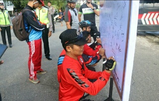  Sejumlah Masyarakat Tembilahan Lakukan Aksi Pembubuhan Tanda Tangan